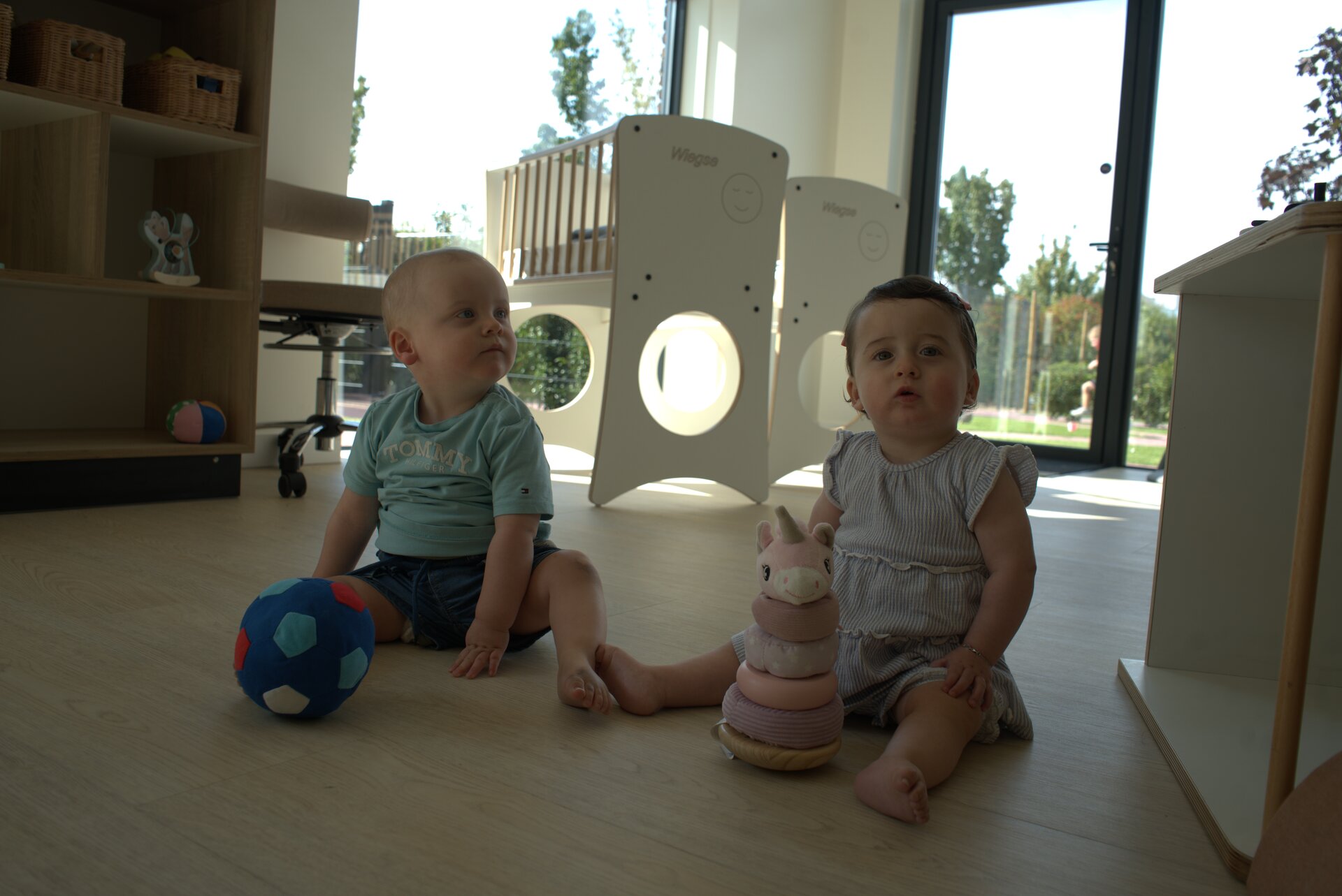 Twee baby's spelen samen op de groepsruimte