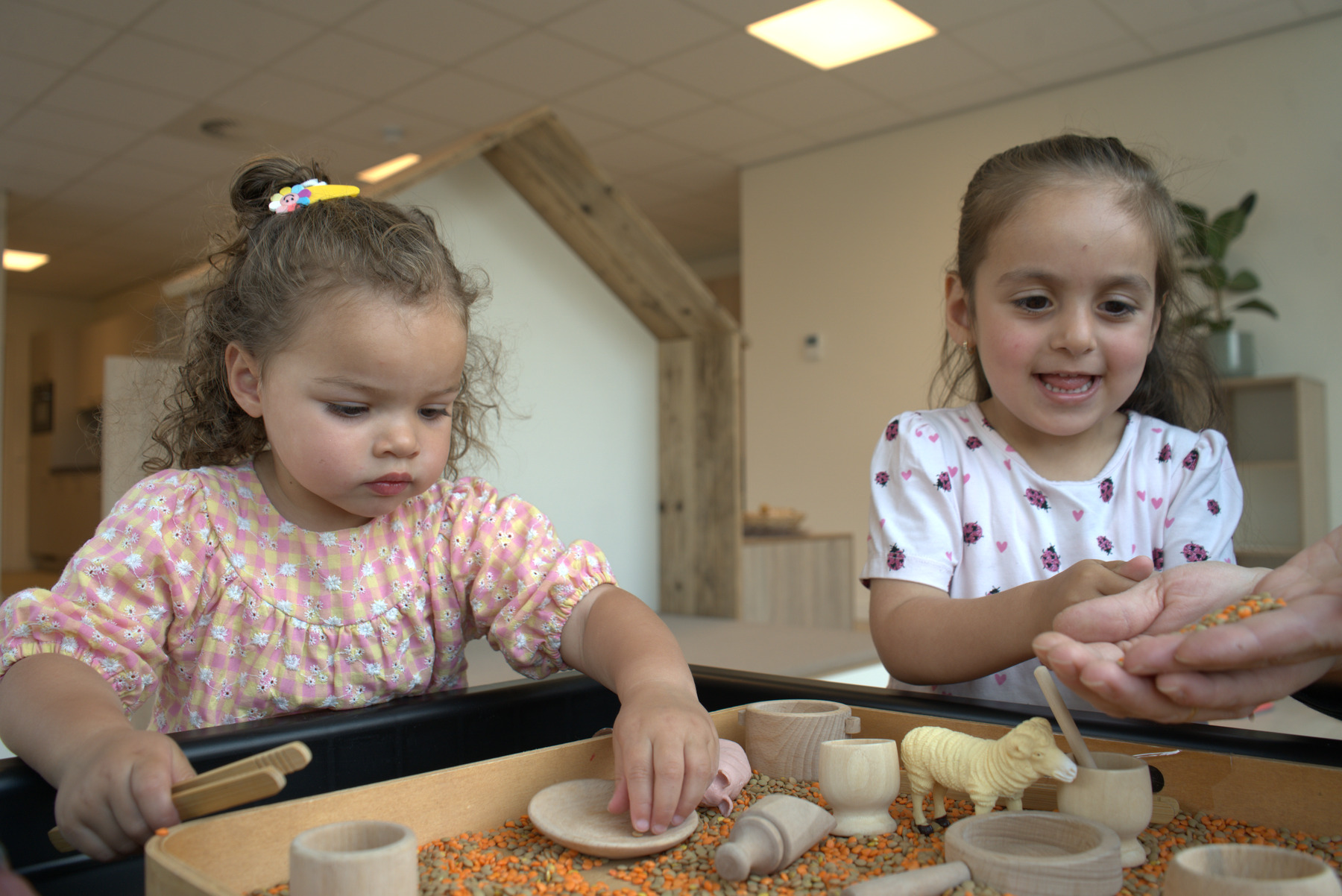 Twee kinderen spelen met natuurlijke materialen