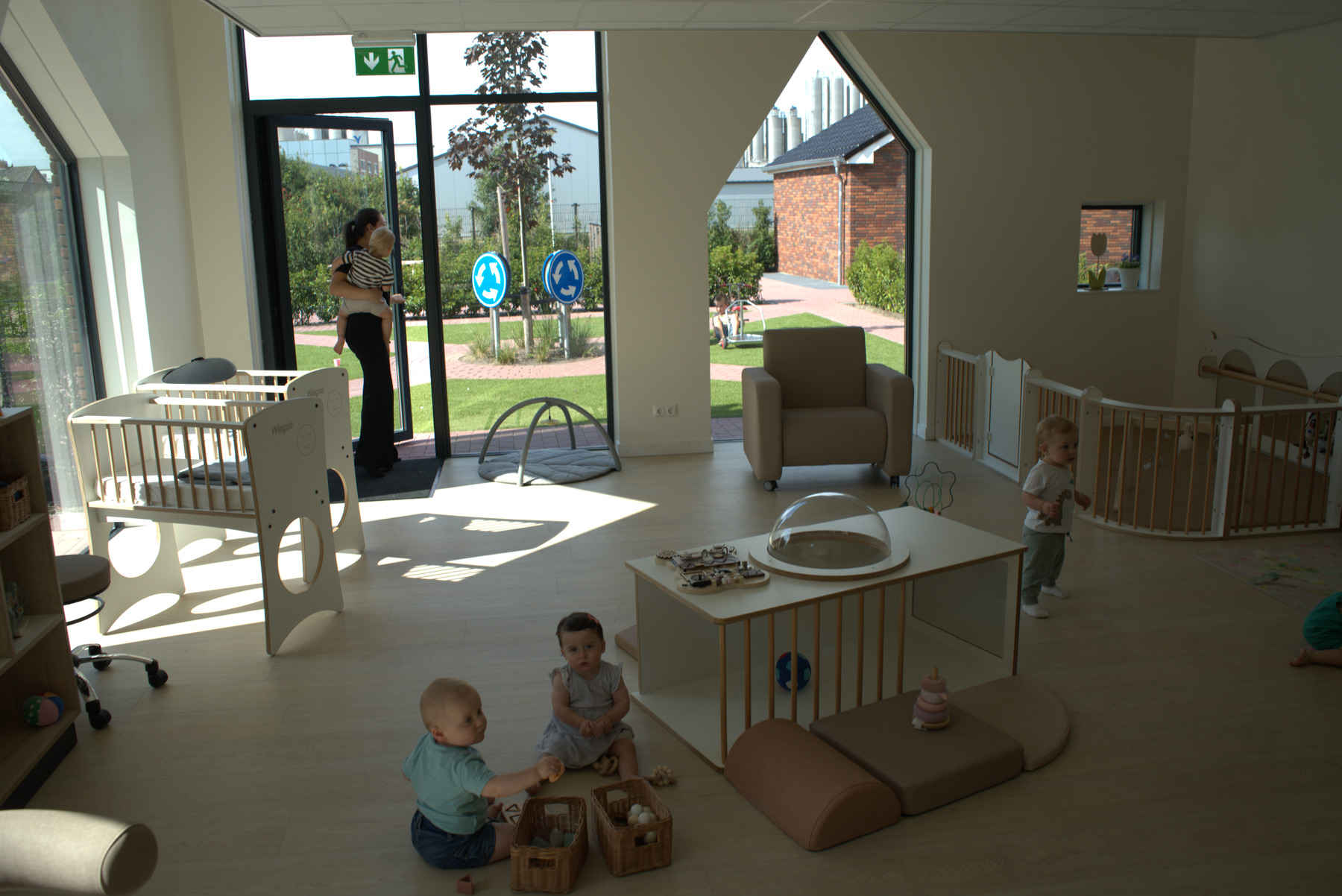 Stagiaire speelt met kinderen