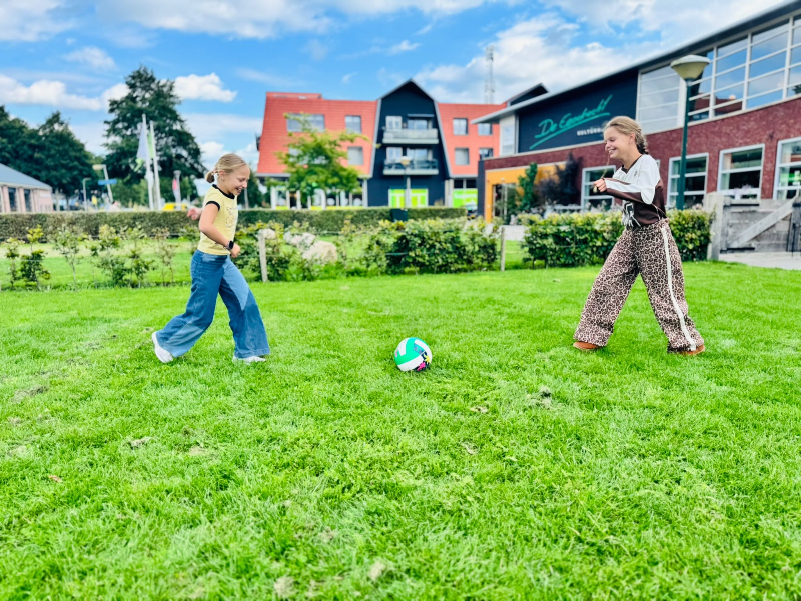 Twee kinderen spelen tafelvoetbal tijdens de BSO